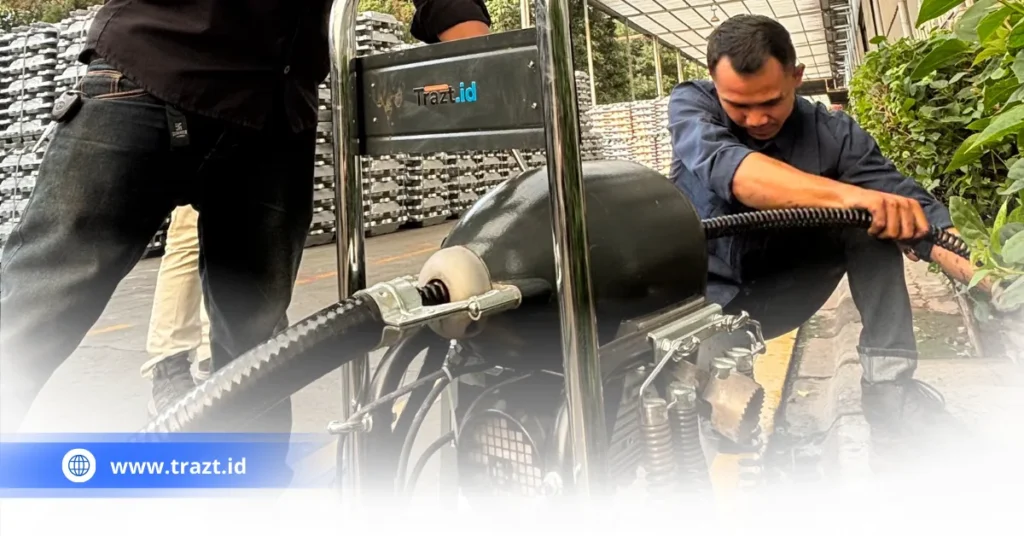 teknisi sedang membersihkan saluran pipa mampet menggunakan alat rooter ridgid