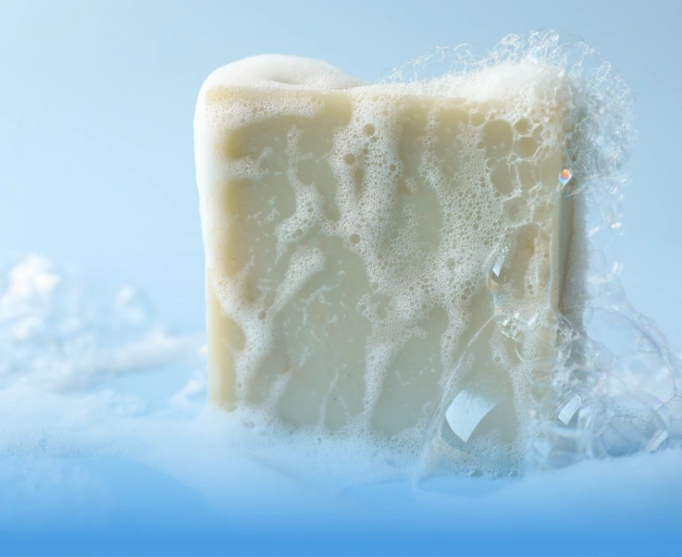 Sabun batang dan pasta gigi bisa meninggalkan kerak di dinding pipa. Kalau bercampur dengan rambut dan debu, kerak ini makin tebal dan sulit dibersihkan