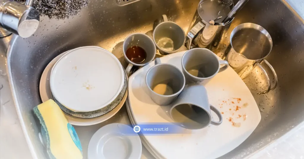 Saluran air yang jarang dibersihkan bisa menumpuk sisa sabun, minyak, dan kotoran lain