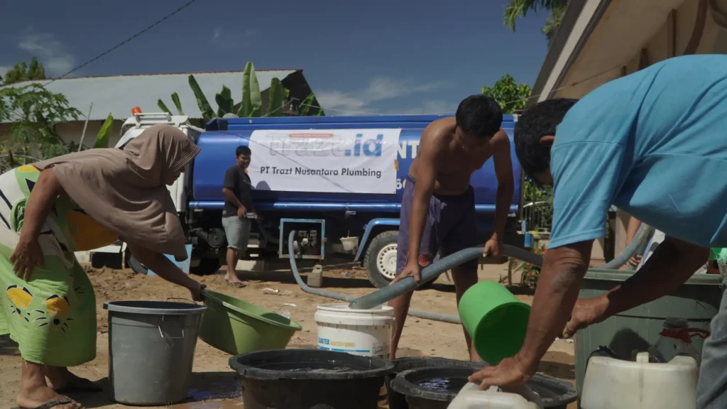 Distribusi air bersih korban banjir Sumatra oleh Trazt Nusantara Plumbing di Kabupaten Tapanuli Tengah