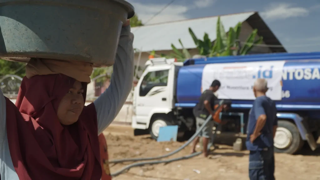 Distribusi air bersih korban banjir Sumatra oleh Trazt Nusantara Plumbing di Kabupaten Tapanuli Tengah