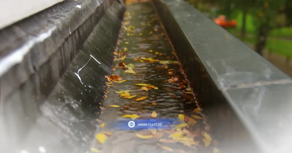 Daun kering, pasir, lumpur, hingga sampah kecil yang terbawa air hujan dapat masuk ke dalam saluran pembuangan